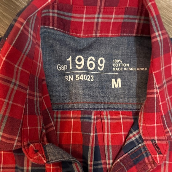 GAP Red and Navy Plaid Men's Shirt - Picture 2 of 2